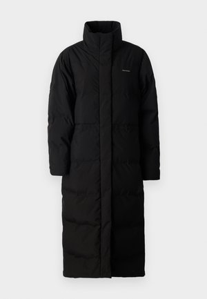 Manteau noir en duvet long avec un col montant, des panneaux cousus et une silhouette droite. Il possède une fermeture éclair à l'avant et des poches latérales.