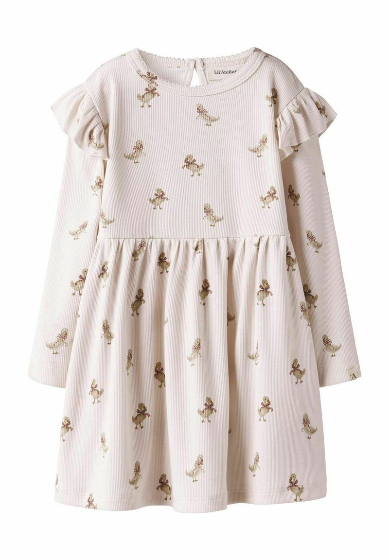 Vestido de manga larga y con textura en beige claro, con falda acampanada, que presenta un patrón de patos en tonos suaves y detalles de volantes en los hombros.