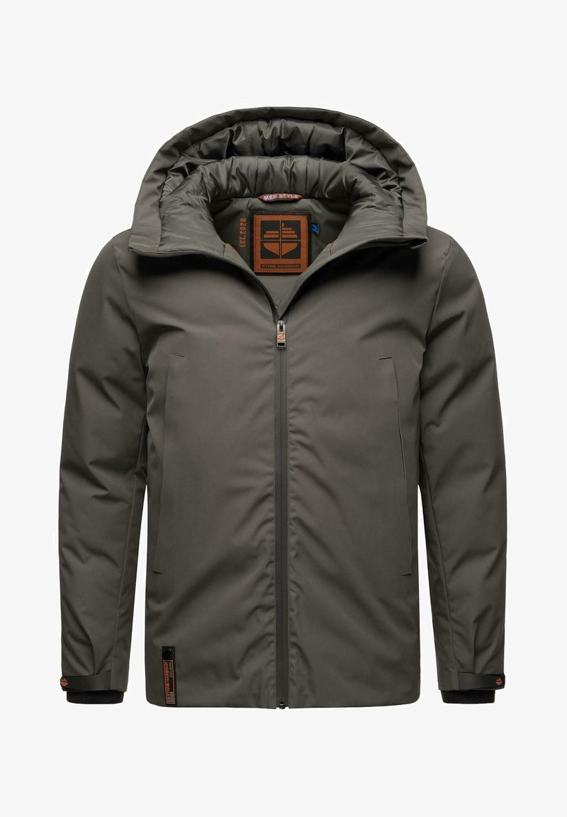 Oljengrønn isolert jakke med hette, hel glidelås, to sidelommer, ribbestrikkede mansjetter og et merket innvendig etikett.