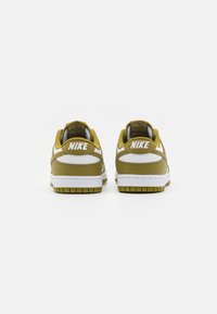 Sneakers Nike Dunk Low in verde e bianco. Presentano pelle liscia, collo imbottito, suola in gomma spessa con motivo di trazione e logo sul tallone.