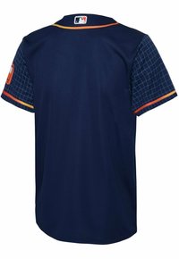 Laivastonsininen urheilupaita, jossa on lyhyet hihat. Yksivärinen selkäosa, hihat ruudullisella kuviolla ja oranssit yksityiskohdat kauluksessa ja helmoissa.