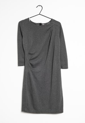 Robe gris foncé, longueur genoux, manches trois-quarts, accrochée sur un cintre noir sur fond blanc.