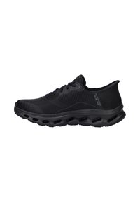 Sneaker atletico nero con tomaia in rete, punta arrotondata e suola ammortizzata con dettagli ritagliati. Chiusura con lacci e colletto imbottito.