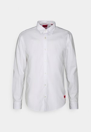 Witte long-sleeve shirt met een button-down kraag, gemaakt van lichtgewicht stof. Heeft een subtiele merketiket in het rood aan de onderzijde.