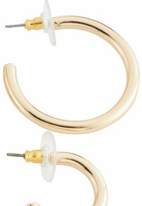 Orecchini a cerchio color oro con una finitura liscia e lucida, dalla forma circolare e con un retro in plastica trasparente per una vestibilità sicura.
