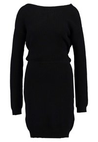 Robe en tricot noire avec un col bateau, des manches longues et une taille cintrée. Présente une texture côtelée et un ourlet légèrement fuselé.