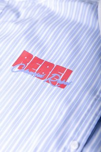Gestreept blauw katoen shirt met gedurfde rode "REBEL" logo met blauwe letters, met een gladde textuur en knoopsluiting detail.