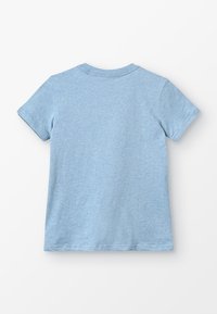 Ljust blå kortärmad T-shirt med rund halsringning och mjukt, strukturerat tyg. Enkelt mönster utan mönster eller detaljer.
