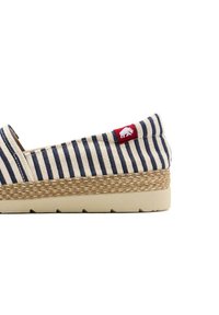 Chaussures slip-on en toile rayée avec une semelle en jute tissée couleur beige, des rayures bleu marine et crème, un patch logo rouge et une semelle en caoutchouc pour une meilleure adhérence.