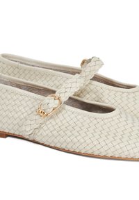 Geweven witte leren ballerina's met een ronde neus, elastische band en een gouden accent. Plat voetbed met minimale grip.