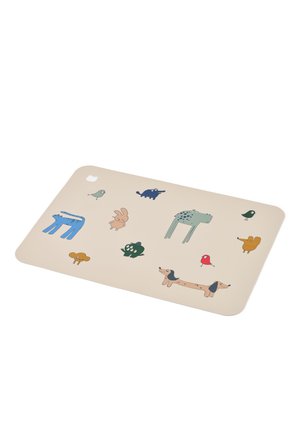 Tapis rectangulaire beige aux coins arrondis avec des animaux dessinés, incluant des oiseaux, des chiens, une grenouille, un lapin et d'autres créatures colorées.