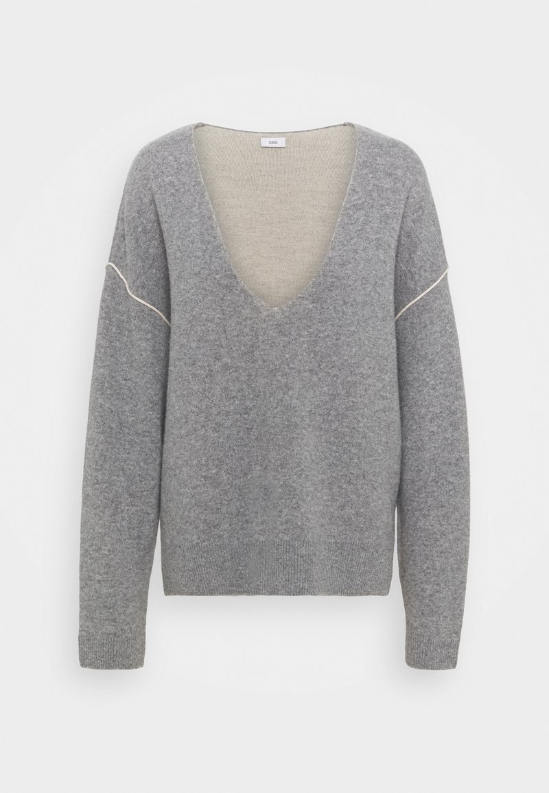 Pull en maille douce gris avec un profond col en V et des manches longues, présentant une fine bordure blanche le long des coutures des bras supérieurs.