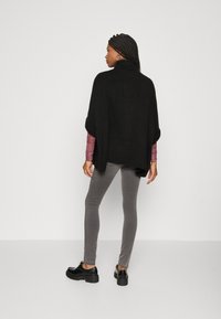 VILA VICEMRE - Mantella - black