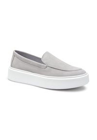 Scarpa grigia slip-on in camoscio, con una finitura liscia, punta arrotondata e una spessa suola in gomma bianca con fondo testurizzato.