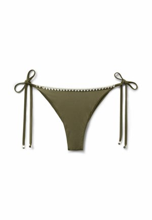 Bas de bikini vert olive avec liens latéraux et bordure zigzag blanche le long du bord supérieur sur un fond blanc uni.