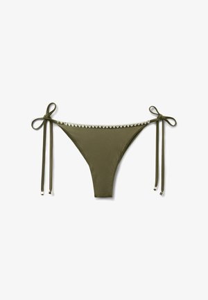 Bas de bikini vert olive avec liens latéraux et bordure zigzag blanche le long du bord supérieur sur un fond blanc uni.