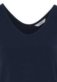 Haut sans manches bleu marine avec une encolure arrondie et une étiquette de marque visible à l'intérieur du col.