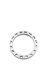 Bague circulaire en argent avec des découpes en forme de cœur le long du bord, présentant une finition lisse et des lignes géométriques épurées.