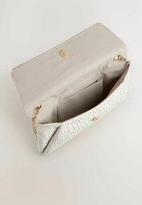 Glitzernde silberne Clutch mit einem goldenen Druckknopfverschluss und einem beigen Innenraum. Verfügt über ein Kartenfach und eine glatte Textur mit funkelnden Akzenten.