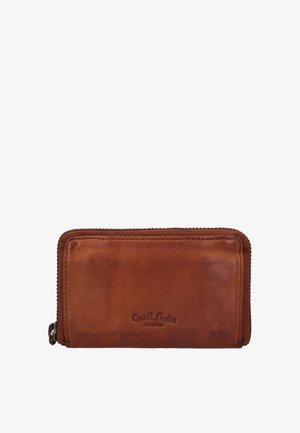 Portafoglio marrone in pelle con chiusura a cerniera, texture liscia e logo "Gusti Leder studio" in rilievo al centro della parte anteriore.