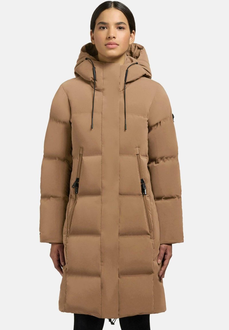 Uldne lang frakke i tan med hætte, forsynet med en frontlynlås og sidelommer. Glat tekstur med quiltede mønstre for isolering.