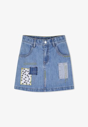 Dżinsowa mini spódnica z łatami w niebieskim, białym i kwiatowym wzorze, kolorowym przeszyciem, pięciokieszeniowym krojem oraz przednim metalowym guzikiem.