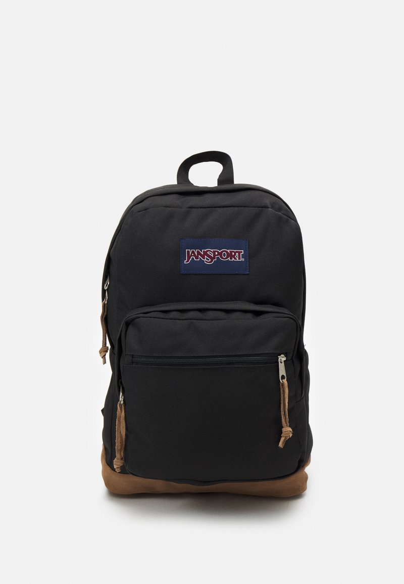 Mochila de tecido preto com fundo castanho, apresentando um bolso frontal com fecho, uma alça na parte superior e um emblema escuro azul com letras vermelhas.