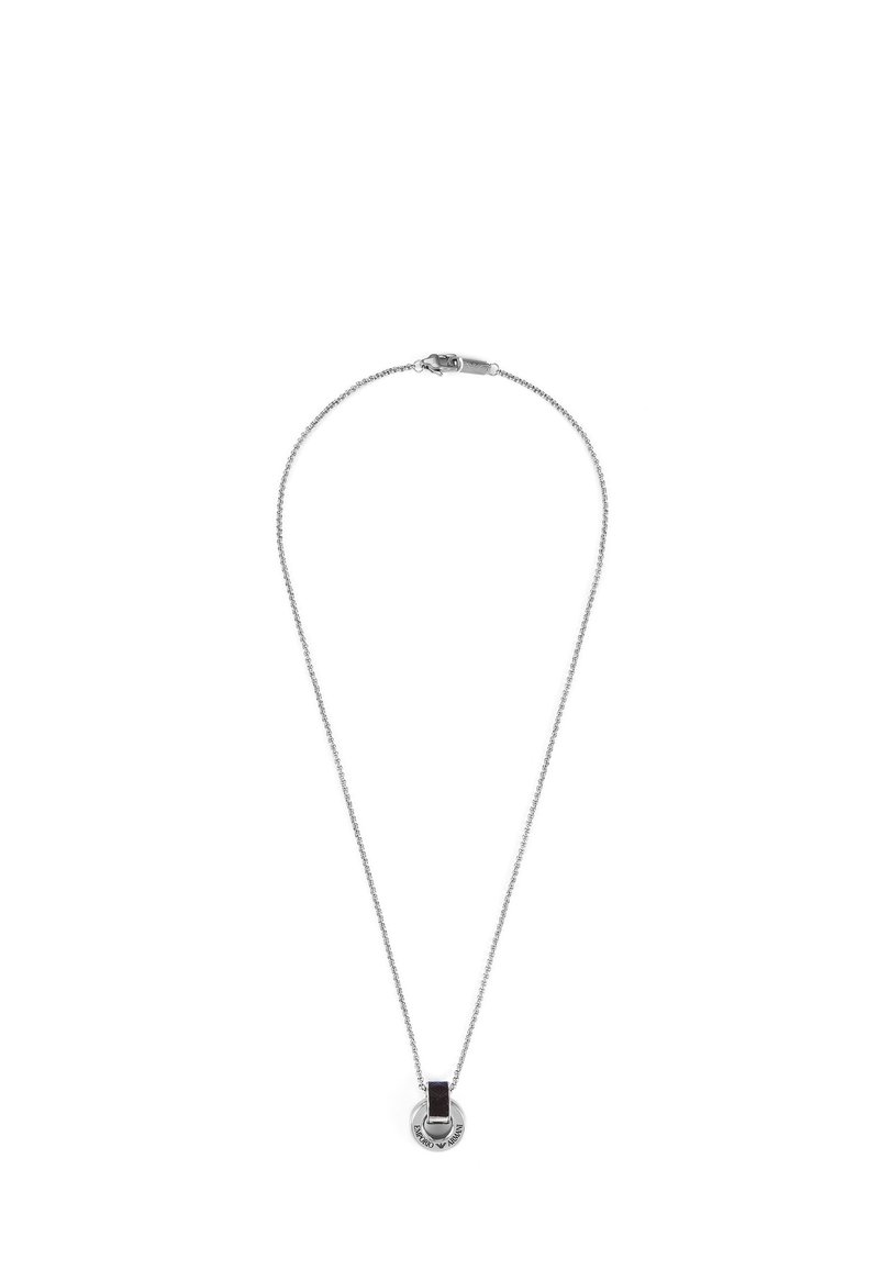 Silberne Kettennacklace mit einem kreisförmigen Anhänger, der ein vertikales schwarzes rechteckiges Inlay und gravierte Schriftzüge um den Rand aufweist.