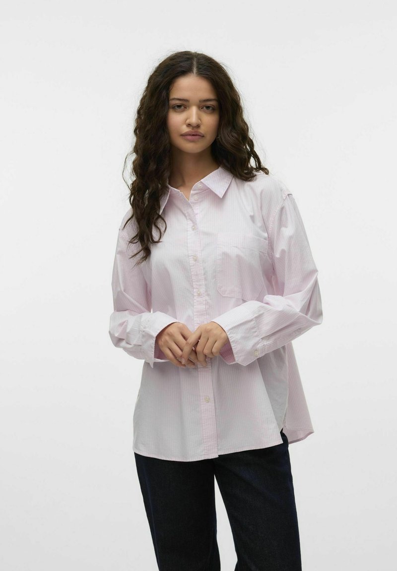 Camisa de manga larga a rayas rosas con cuello, botones en el frente y bolsillo en el pecho izquierdo. Presenta un corte relajado y puños enrollados.