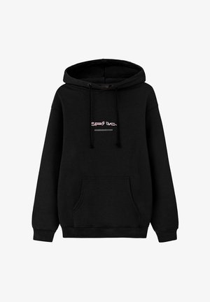 Czarna bluza z kapturem z przednią kieszenią typu kangur, regulowanym kapturem na sznurku oraz białym i różowym napisem logo na klatce piersiowej. Miękki materiał bawełniany.