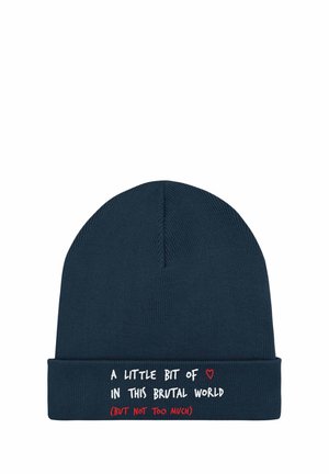 Bonnet bleu marine à texture côtelée avec un texte brodé en blanc et rouge. Le revers a un design pliable pour un ajustement parfait.