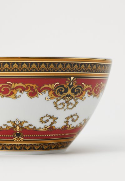 Πορσελάνινο μπολ με περίπλοκα χρυσά και κόκκινα λουλουδένια σχέδια, με μαύρες λεπτομέρειες κοντά στην άκρη και λεία, γυαλιστερή επιφάνεια.
