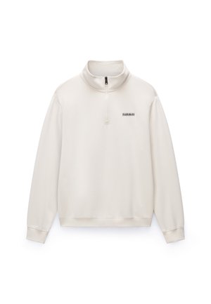 Beige pullover med halv-lynlås krave, der har et lille sort logo på brystet, lavet af blødt, glat stof med en afslappet pasform.
