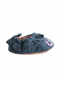 Zapatillas de denim con ribete rizado, punta redonda y acento rosa claro en la parte frontal. Forro interior suave y un pequeño lazo en la parte trasera para un fácil uso.