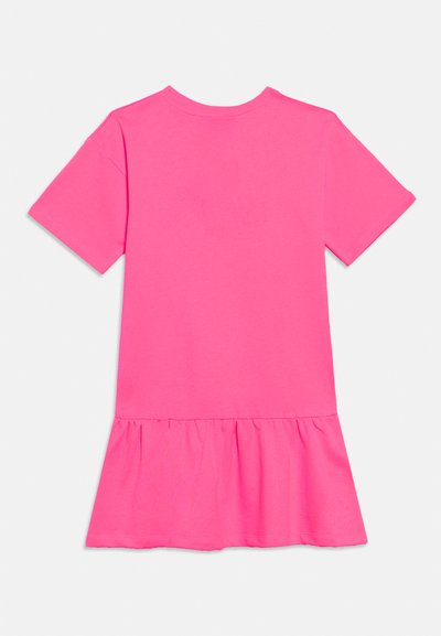 Ροζ φόρεμα με κοντά μανίκια κατασκευασμένο από απαλό βαμβάκι, με φαρδιά, βολάν στο τελείωμα και απλό στρογγυλό ντεκολτέ. Ομαλή υφή σε όλο το ύφασμα.