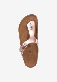 Rose gull thong sandal med en teksturert brun fotbed, metallisk stropp med dekorativ spenne og logo detalj, ergonomisk design.