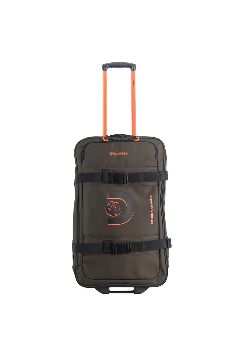 Maleta con ruedas de tela verde oscura con acentos naranjas. Cuenta con un mango telescópico, correas con hebilla y un logo impreso.