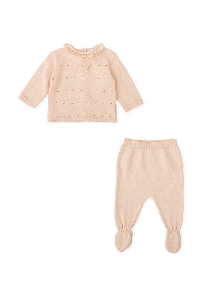 Conjunto de dos piezas de punto en color melocotón que incluye un suéter de manga larga con cuello con volantes y detalle de lazo, combinado con pantalones con pies a juego.
