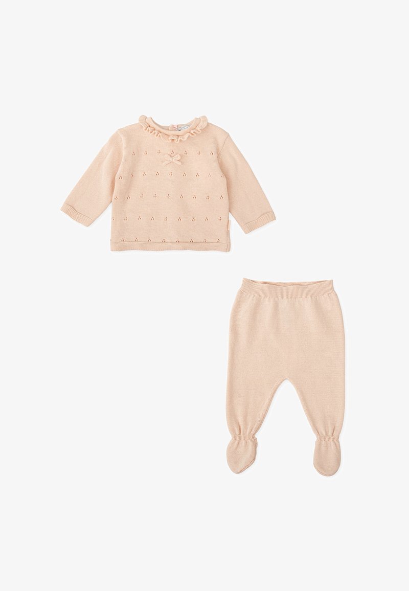 Conjunto de dos piezas de punto en color melocotón que incluye un suéter de manga larga con cuello con volantes y detalle de lazo, combinado con pantalones con pies a juego.