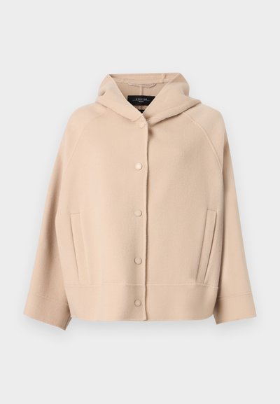 Μπεζ μπουφάν με κουκούλα, εμπρός με κουμπιά-καρφίτσες, μακριά μανίκια και πλάγιες τσέπες με λοξή είσοδο, κατασκευασμένο από μαλακό, παχύ ύφασμα.