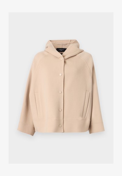 Μπεζ μπουφάν με κουκούλα, εμπρός με κουμπιά-καρφίτσες, μακριά μανίκια και πλάγιες τσέπες με λοξή είσοδο, κατασκευασμένο από μαλακό, παχύ ύφασμα.