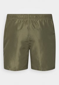 Olivově zelené plavky s elastickým pasem, vyrobené z hladkého, lehkého materiálu a s jednoduchým, nezdobeným designem.