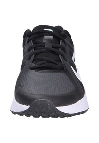 Scarpa sportiva nera con tomaia in rete, superficie testurizzata, dettagli bianchi e lacci neri. Suola piatta in gomma con battistrada a motivo per garantire aderenza.