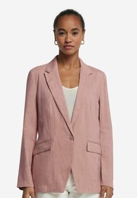 Rosa linneblazer med spetsig krage, enkel knäppning och två framfickor, med en mjuk textur och avslappnad passform.