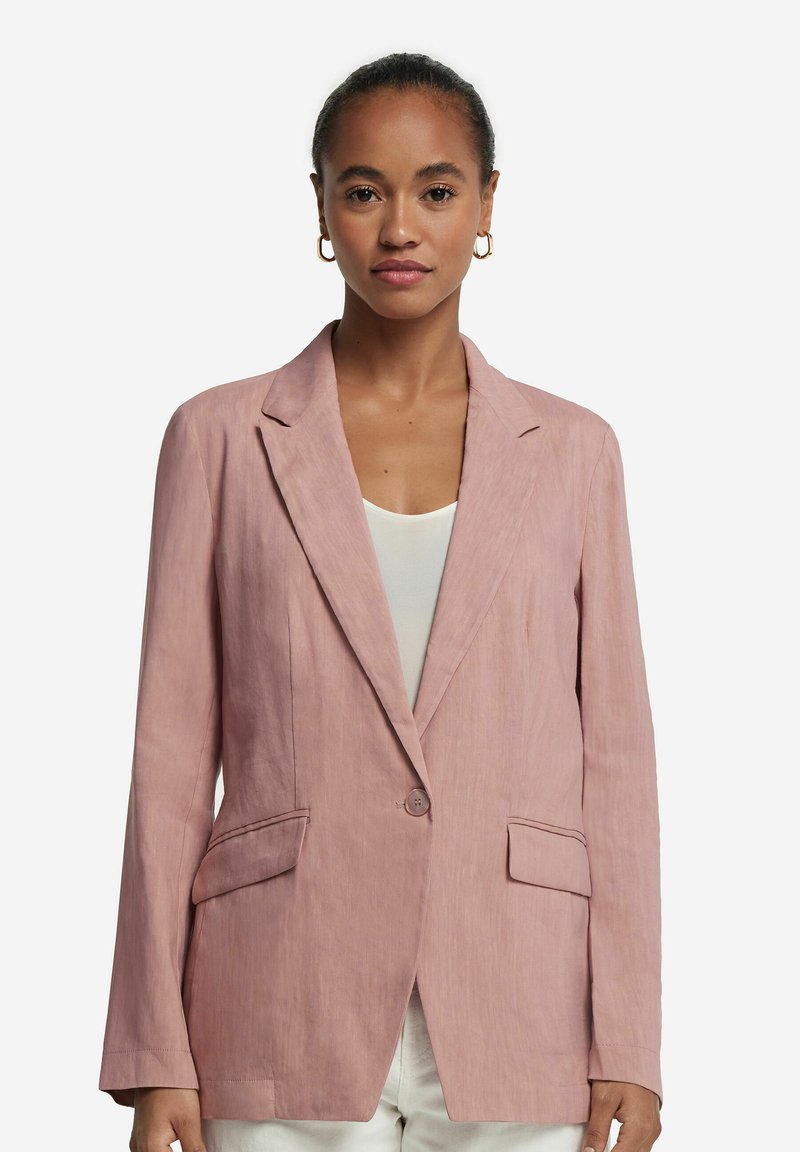 Rosa linneblazer med spetsig krage, enkel knäppning och två framfickor, med en mjuk textur och avslappnad passform.