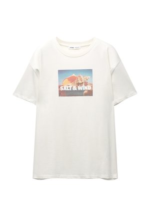 Hvid bomulds t-shirt med et rektangulært grafisk print af muslinger i blå og orange nuancer. Korte ærmer, afslappet pasform.