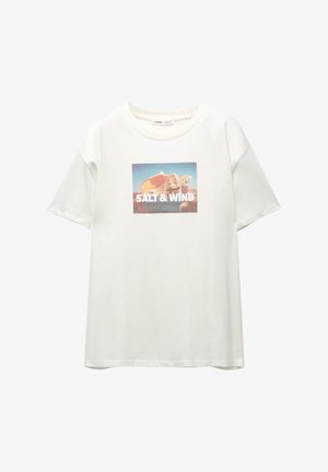 Maglietta in cotone bianco con una stampa grafica rettangolare di conchiglie con accenti blu e arancioni. Maniche corte, vestibilità comoda.