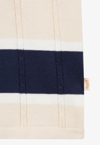 Țesătură tricotată cu dungi orizontale bej, alb și bleumarin, prezentând modele verticale de tricot cu cablu și o mică etichetă de țesătură bej în partea dreaptă.