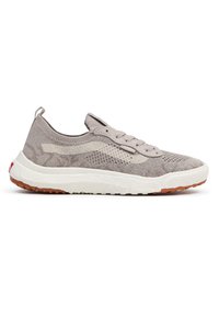 Világosszürke kötött Vans sneaker, texturált fehér talppal, fűzős elejével és jellegzetes oldalsó csíkkal, kívülről nézve.