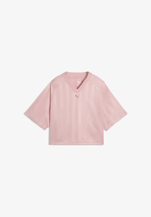 Chemise courte rose clair à manches courtes avec un col en V, des rayures verticales subtiles et un petit logo Puma centré sous le col.
